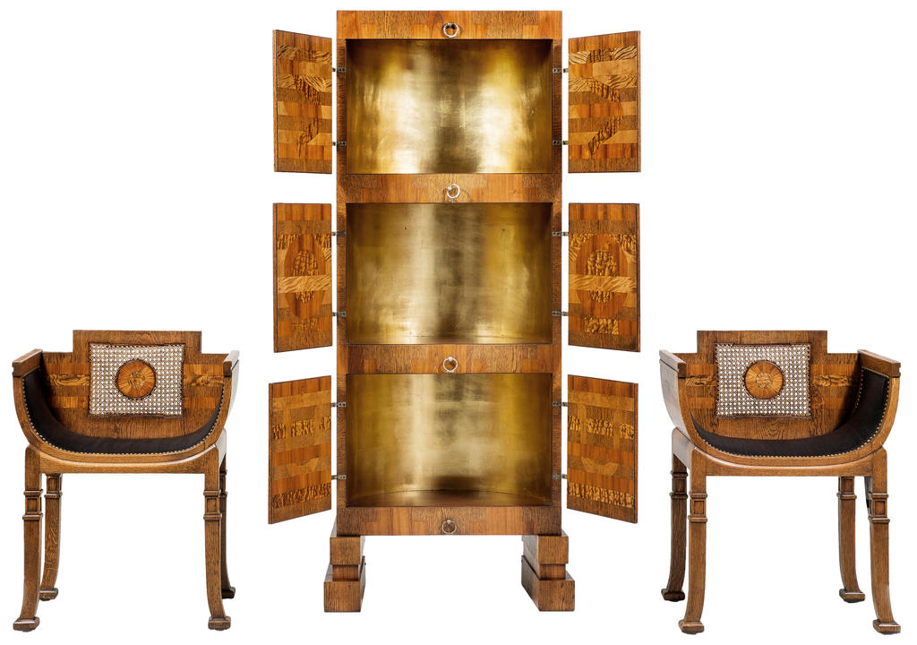 Carl Hörvik, Nordiska Kompaniets Verkstäder, armoire et paire de fauteuils, 1925. Chêne, palissandre, frêne, bouleau, dorure, H. 173 ; L. 131 ; P. 65 cm. Chêne, palissandre, frêne, bouleau, canage, H. 80 ; L. 60 ; P. 39,5 cm. Stockholm, Nationalmuseum. 