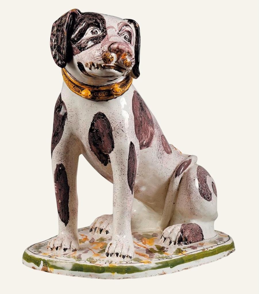 Grand chien tacheté en faïence d’Angoulême, signé et daté 1785 sur le tertre. H. 46 cm. Paris, galerie Theorème – Vincent L’Herrou. 