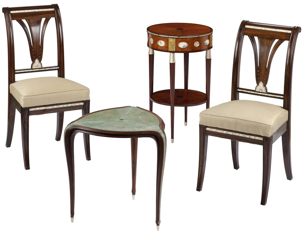 Clément Mère, paire de chaises, 1922. Palissandre, ivoire, soie, H. 90 ; L. 44 cm. Clément Rousseau, table, vers 1921. Bois d’amourette, galuchat, ivoire, galalithe, H. 52 ; L. 53 cm. Clément Mère, Chartier, table, 1922. Acajou, chêne, bois de rose et d’amarante, ivoire, bronze doré, H. 73 ; diam. 45 cm. Ensemble de meubles réalisés pour le boudoir de Nelly de Rothschild. Paris, musée des Arts décoratifs. 