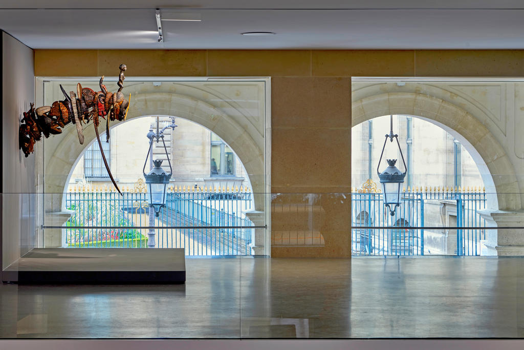 Figure majeure du Black Arts Movement, l’Américain David Hammons fait face au Louvre. 