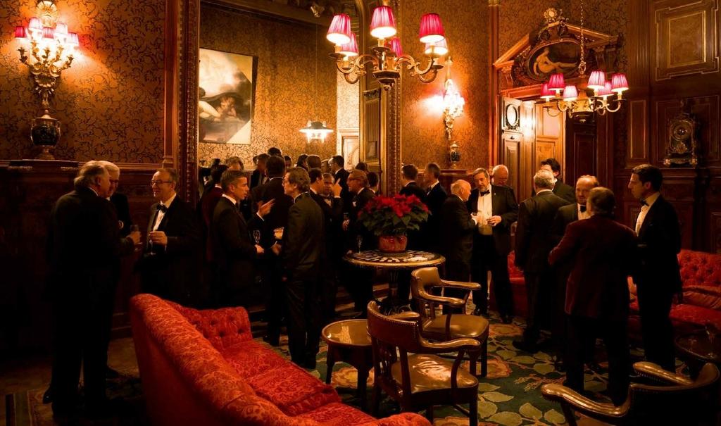 Double page de l'ouvrage de Dominique de Lastours, The Travellers Paris. L’hôtel de Païva.