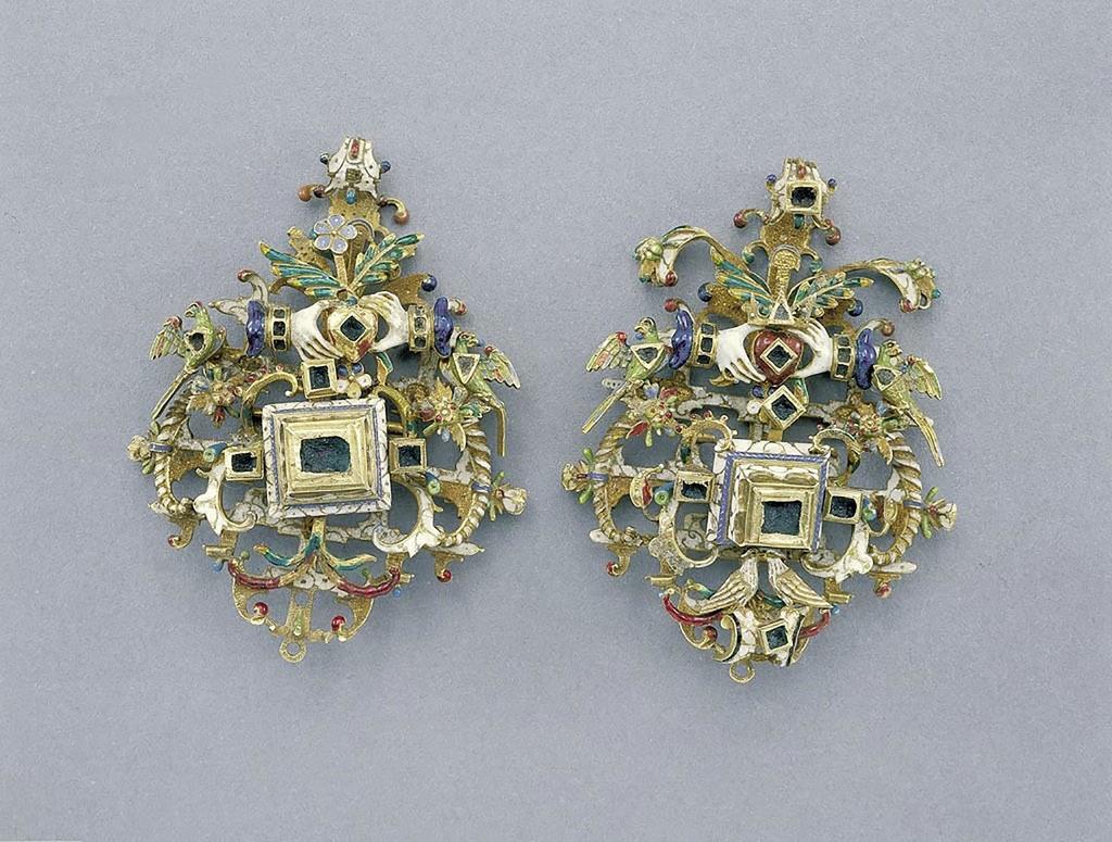 Éléments de collier à décor matrimonial, Allemagne du Sud ou Hongrie, vers 1580-1600. Or, émail, 6,7 x 5,1 cm. Budapest, Iparmuvészeti Múzeum. 