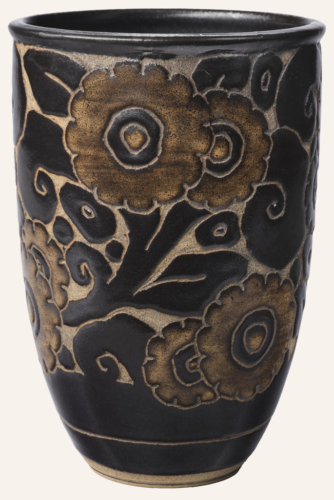 Émile Lenoble, vase, vers 1925. Grès tourné, engobe gravé sous couverte transparente, H. 24 ; diam. 16,5 cm. Paris, musée des Arts décoratifs.