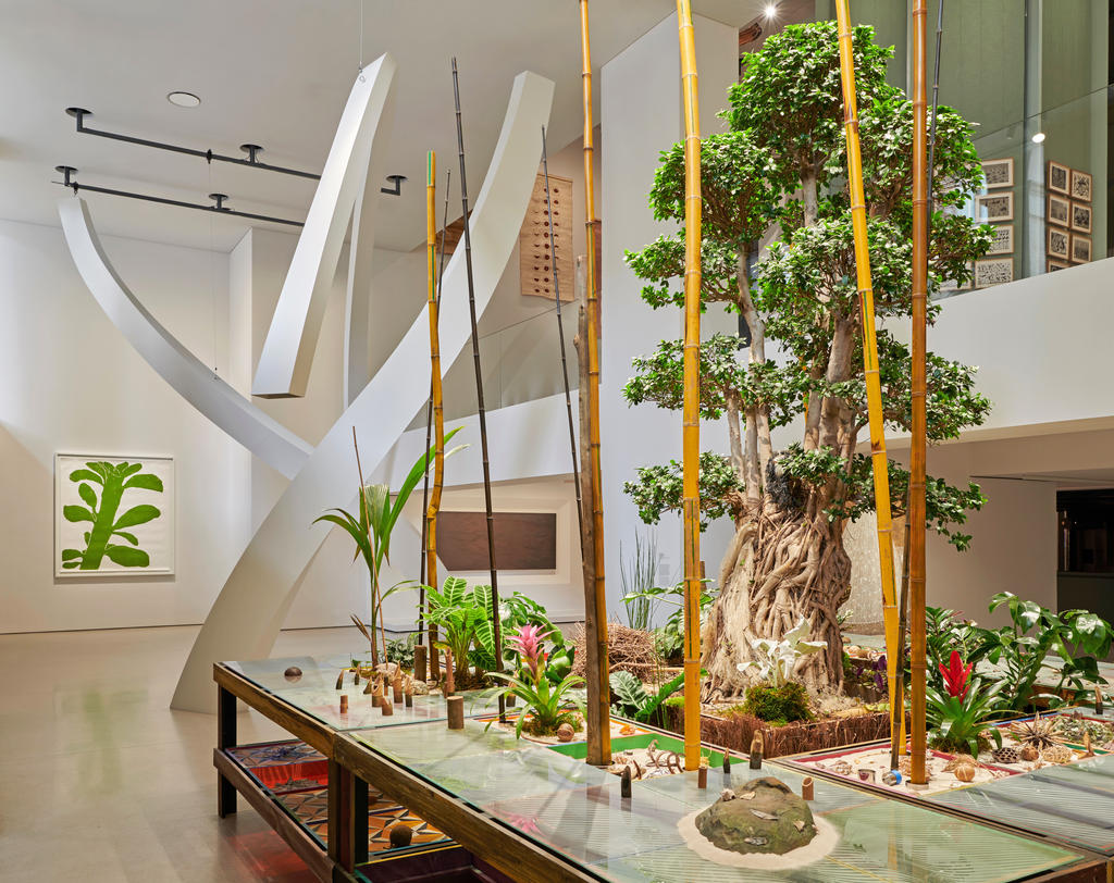 Vue de l’ « Exposition générale », maquette architecturale de Junya Ishigami, installation de Luis Zerbini, xylographie de Santídio Pereira.