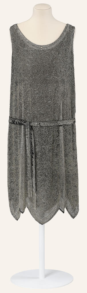 Frantz Jourdain, robe du soir portée par Mlle Marcelle Frantz-Jourdain, fille de l’artiste, à l’occasion des soirées données durant l’Exposition des arts décoratifs et industriels modernes de 1925 à Paris, 1925. Crêpe de soie, broderie de perles de verre grises translucides, H. 103 ; L. 34 cm. Paris, dépôt de l’UFAC au musée des Arts décoratifs. 