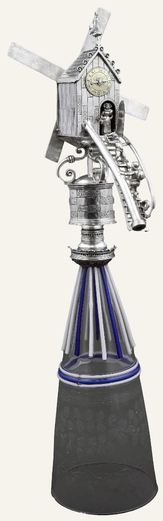 Pays-Bas méridionaux, « gobelet à surprise », appelé aussi « gobelet à moulin » ou, en néerlandais, « Molenbeker », XVIIe siècle. Argent, or et verre, H. 23 cm. Lille, musée de l’Hospice Comtesse. 