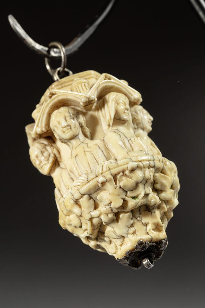 Grain de rosaire terminal en ivoire sculpté avec d’infimes traces de polychromie, figurant le Christ et les cinq femmes de la généalogie de Jésus. Paris ou Rhin supérieur, premier quart du XIVe siècle. 8,7 x 5 cm ; poids brut : 139,4 g. 