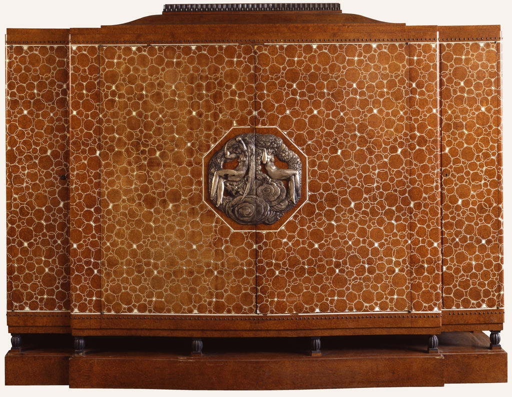 Jacques Émile Ruhlmann, bahut Élysée, 1920, présenté au Salon d’automne de 1920, à l’Exposition d’art français de San Francisco en 1924, à l’Exposition internationale de Paris en 1925. Chêne, loupe d’amboine vernie, ivoire, bronze argenté, H. 185 ; L. 245 ; P. 53 cm. Paris, Manufactures nationales – Sèvres & Mobilier national.