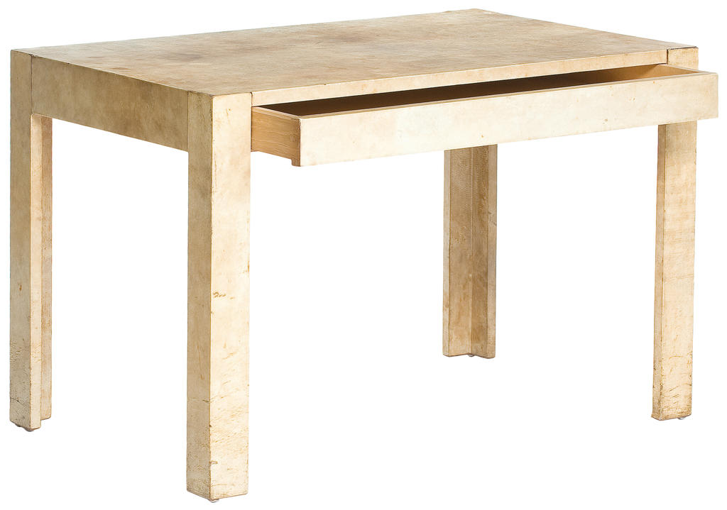 Jean-Michel Frank, Chanaux & Cie, table basse commandée par François Mauriac, avant 1930. Chêne, sycomore, parchemin, H. 45 ; L. 68 ; P. 43 cm. Paris, musée du Louvre, en dépôt au musée des Arts décoratifs.