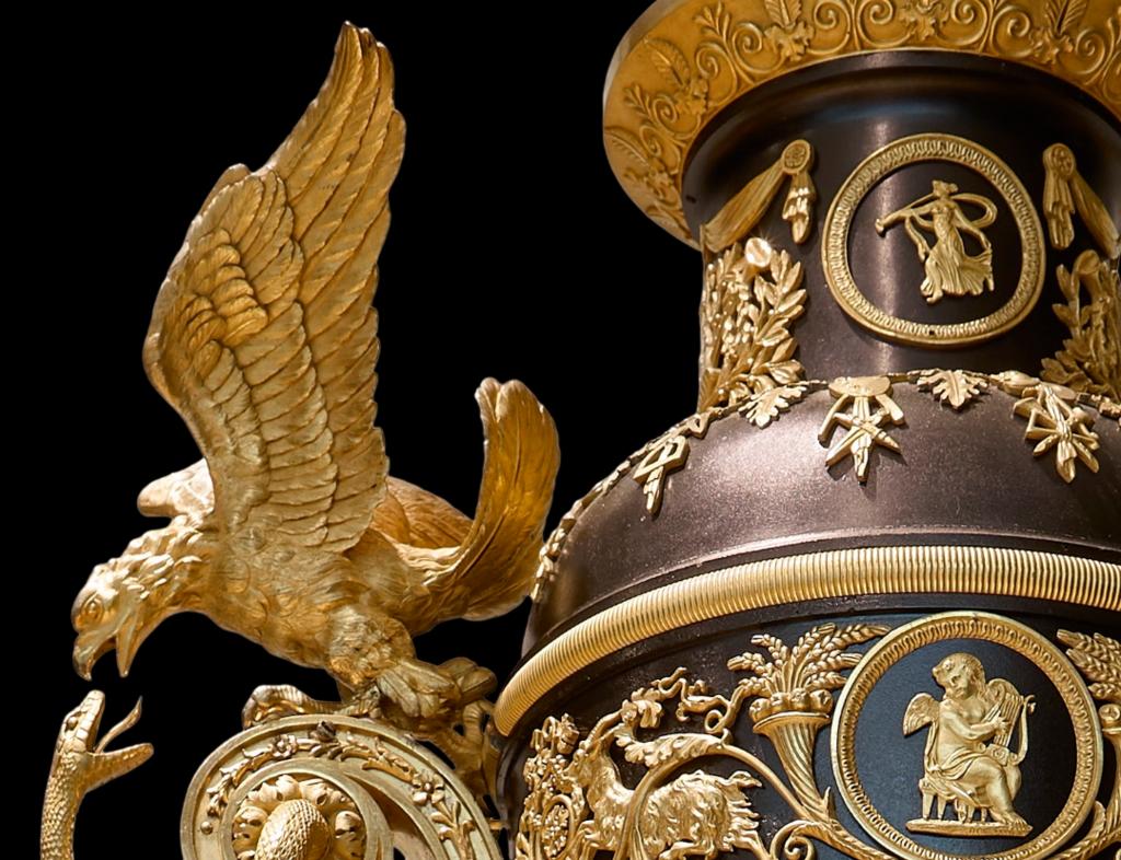 Louis-Jacques Vaillant (cadran) et Claude Galle (boîtier de l’horloge), vase décoré d’un cadran, d’un oiseau chanteur mécanique et de scènes mécaniques de Vulcain dans son atelier et Neptune dans sa grotte (détail), vers 1805. Bronze doré, plumes peintes, laiton, émail, 82 х 11 х 11 cm.