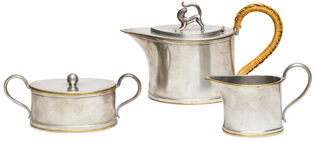 Nils Fougstedt, Svenskt Tenn AB, service à café, 1925. Étain, laiton, rotin, H. 8,7 ; diam. 13,5 ; H. 7 ; diam. 18,5 ; H. 8,5 ; diam. 13 cm. Stockholm, Nationalmuseum.
