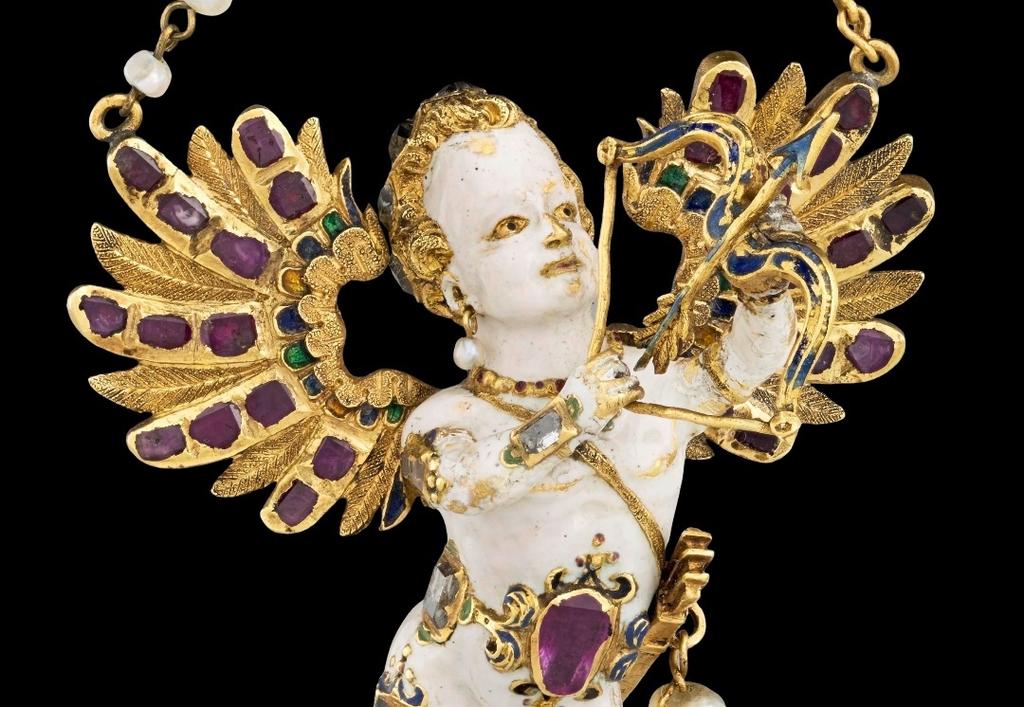 Pendant en forme de Cupidon (détail), Pays-Bas ou Allemagne, vers 1590-1620. Or émaillé, rubis, diamants, perles, 8,6 x 4 cm. Écouen, musée national de la Renaissance – château d’Écouen.