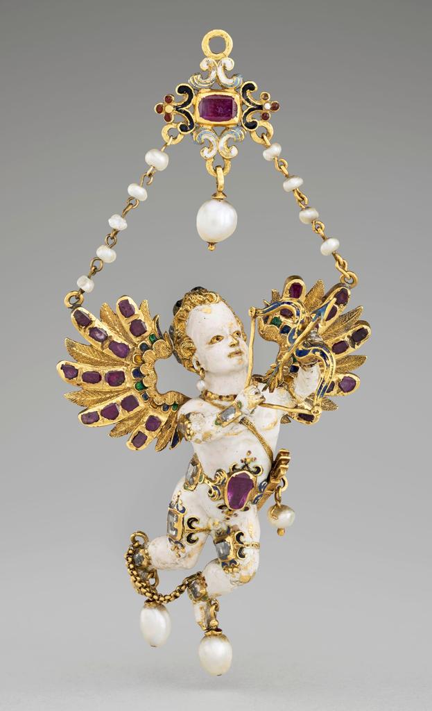 Pendant en forme de Cupidon, Pays-Bas ou Allemagne, vers 1590-1620. Or émaillé, rubis, diamants, perles, 8,6 x 4 cm. Écouen, musée national de la Renaissance – château d’Écouen. 