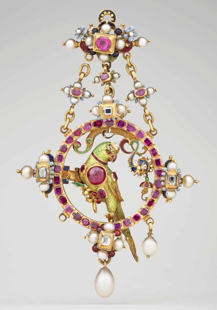 Pendant en forme de perroquet, Hongrie ou Paris, vers 1850-1880. Or émaillé, rubis, diamants, perles, 8 x 5,2 cm. Écouen, musée national de la Renaissance – château d’Écouen. 
