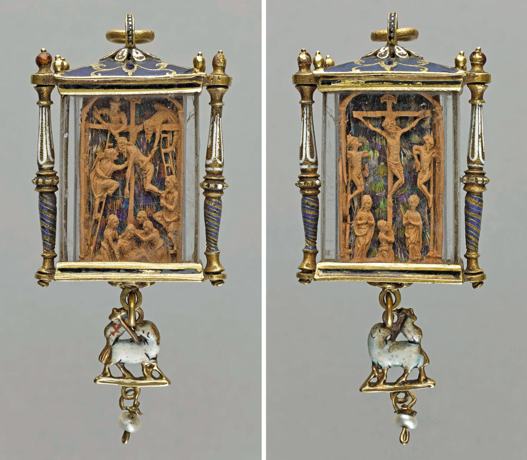 Pendentif : La Crucifixion et la Descente de Croix, Mexique et Espagne, seconde moitié du XVIe siècle. Bois, plumes de colibri, cristal de roche, or émaillé, perle, 7,6 x 3,2 x 1,7 cm. Paris, muséedu Louvre, départementdes Objets d’art.