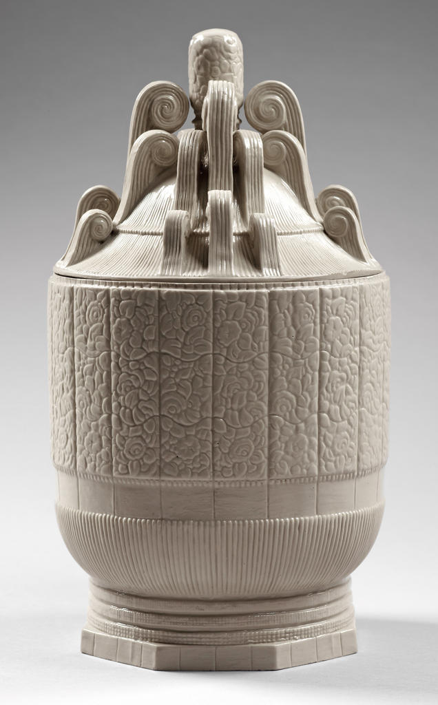 Pierre Patout, Jean-Baptiste Gauvenet, Manufacture nationale de Sèvres, pot à tabac, 1925‑26. Faïence, H. 27 ; L. 16 cm. Sèvres, Manufactures nationales – Sèvres & Mobilier national. 