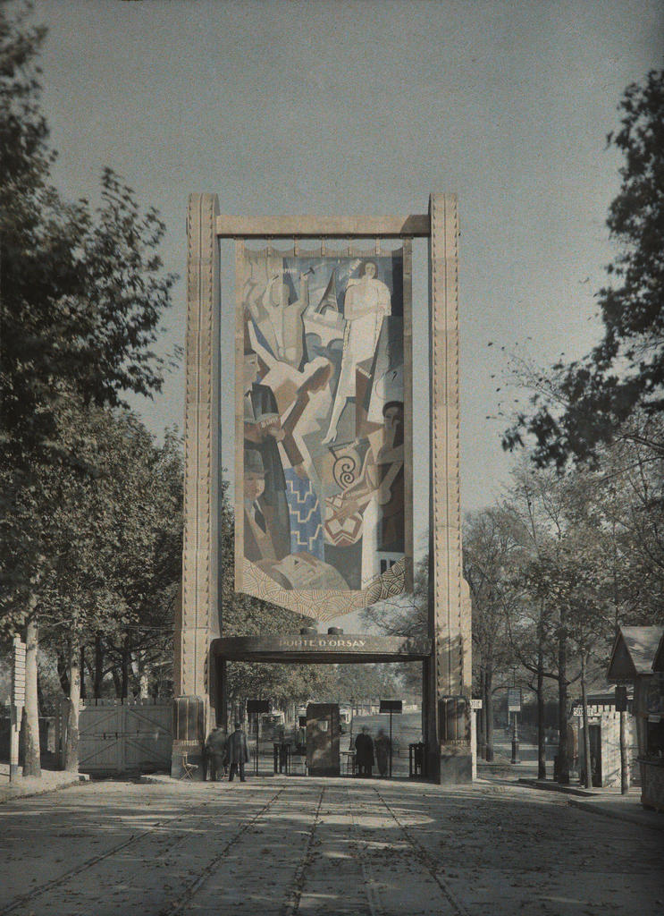 La porte d’Orsay (architecteL. H. Boileau) à l'exposition de 1925. Photographie prise par Auguste Léon le 14 octobre 1925. Autochrome, 12 x 9 cm. Boulogne-Billancourt, musée départemental Albert-Kahn.