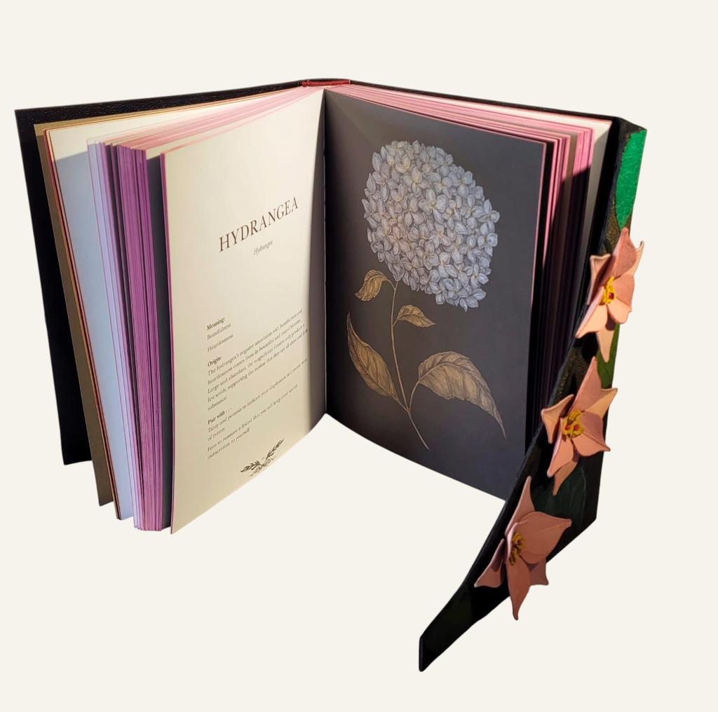 Reliure de María Isabel Arenas (Chili) sur Floriography de Jessica Roux. Reliure double en cuir souple avec coutures françaises, reliefs et mosaïques tridimensionnelles.