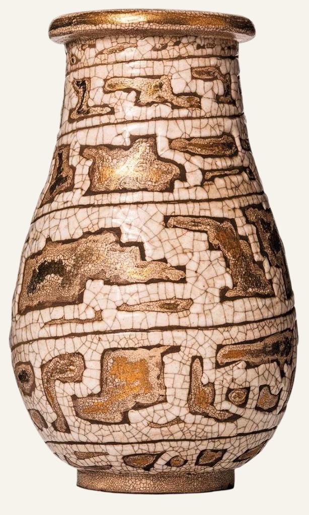 René Buthaud (1886-1986), vase de grand feu à décor abstrait au feldspath à craquelures pailletées d’or, vers 1924-1926. Signé : RB. H. 32 cm. Paris, France Cruège de Forceville (invitée chez Michel Vandermeersch). 