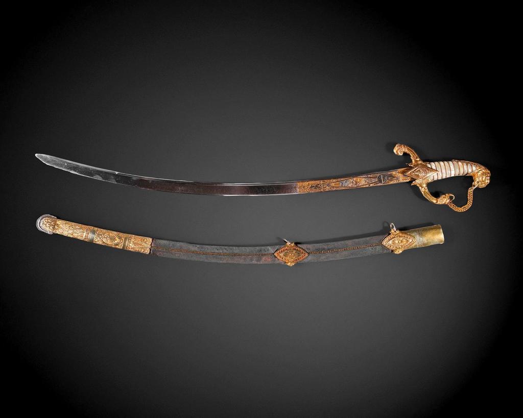 Nicolat Boutet, Sabre ottoman dit de l'Empereur. Versailles, entre 1802 et 1803 (An XI). Vermeil, nacre, galuchat, bois. L. lame : 79 cm. Vente Paris Drouot, Giquello & Associés, 22 mai 2025. Estimé : 700 000/1 000 000 €. Adjugé : 4 663 891 € (frais inclus).