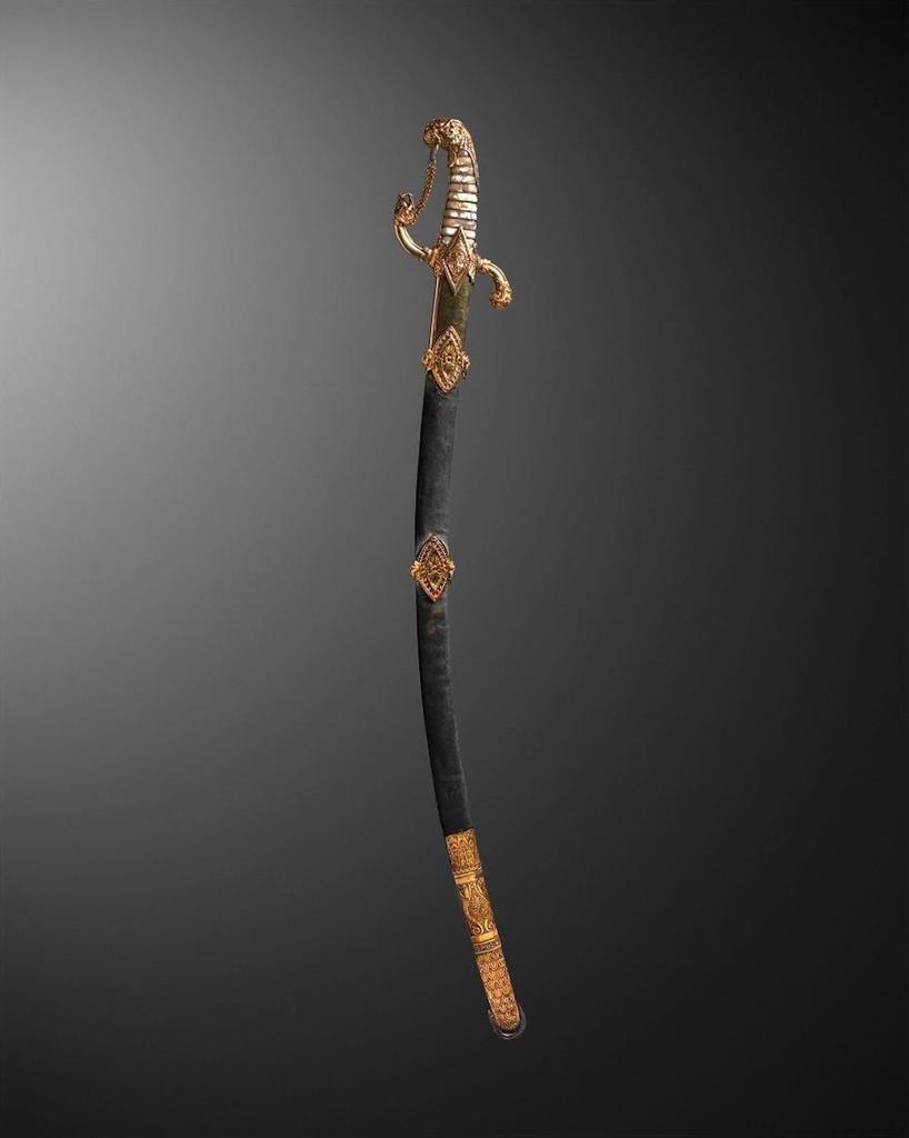 Nicolat Boutet, Sabre ottoman dit de l'Empereur. Versailles, entre 1802 et 1803 (An XI). Vermeil, nacre, galuchat, bois. L. lame : 79 cm. Vente Paris Drouot, Giquello & Associés, 22 mai 2025. Estimé : 700 000/1 000 000 €. Adjugé : 4 663 891 € (frais inclus).