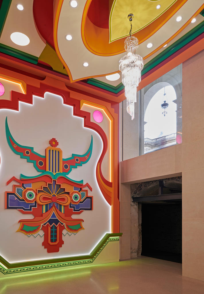 Le spectaculaire Salón de eventos de Freddy Mamani (2018) est visible depuis la rue de Rivoli. 