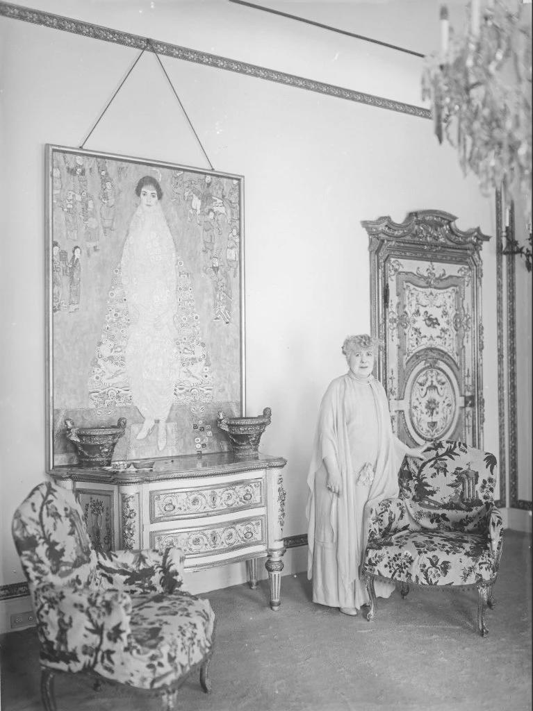 Serena Lederer, la mère d'Elisabeth, pose dans leur appartement viennois en 1930 devant le portrait de sa fille par Gustav Klimt.