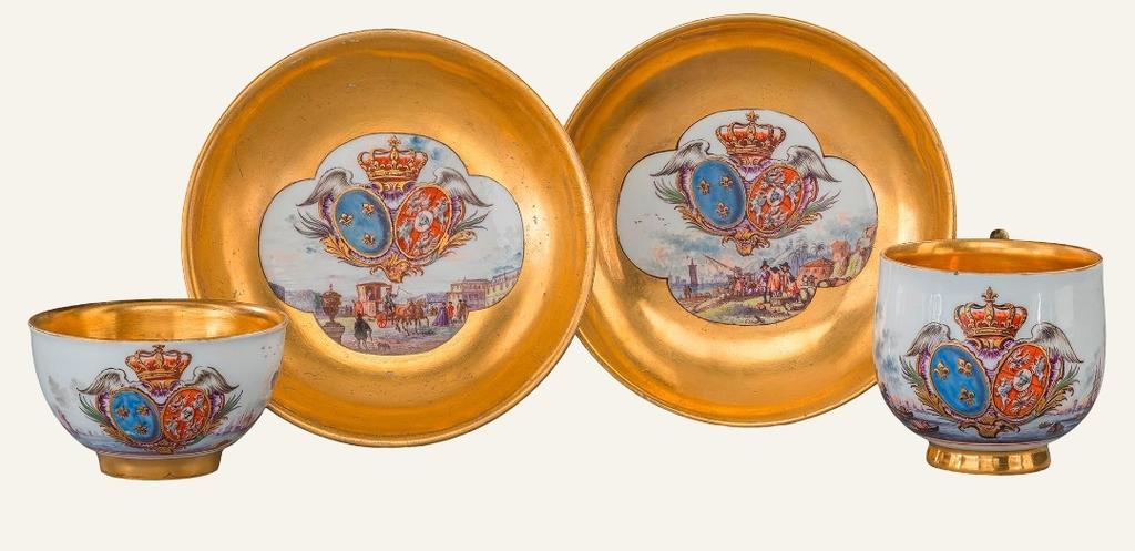 Tasse à chocolat et bol a thé avec soucoupes d’un service héraldique doré pour la reine Marie Leszczynska de France, cadeau d’Auguste III, électeur de Saxe et roi de Pologne, Meissen, 1737. Munich, Trias Art Experts (invités par la galerie Aveline). 
