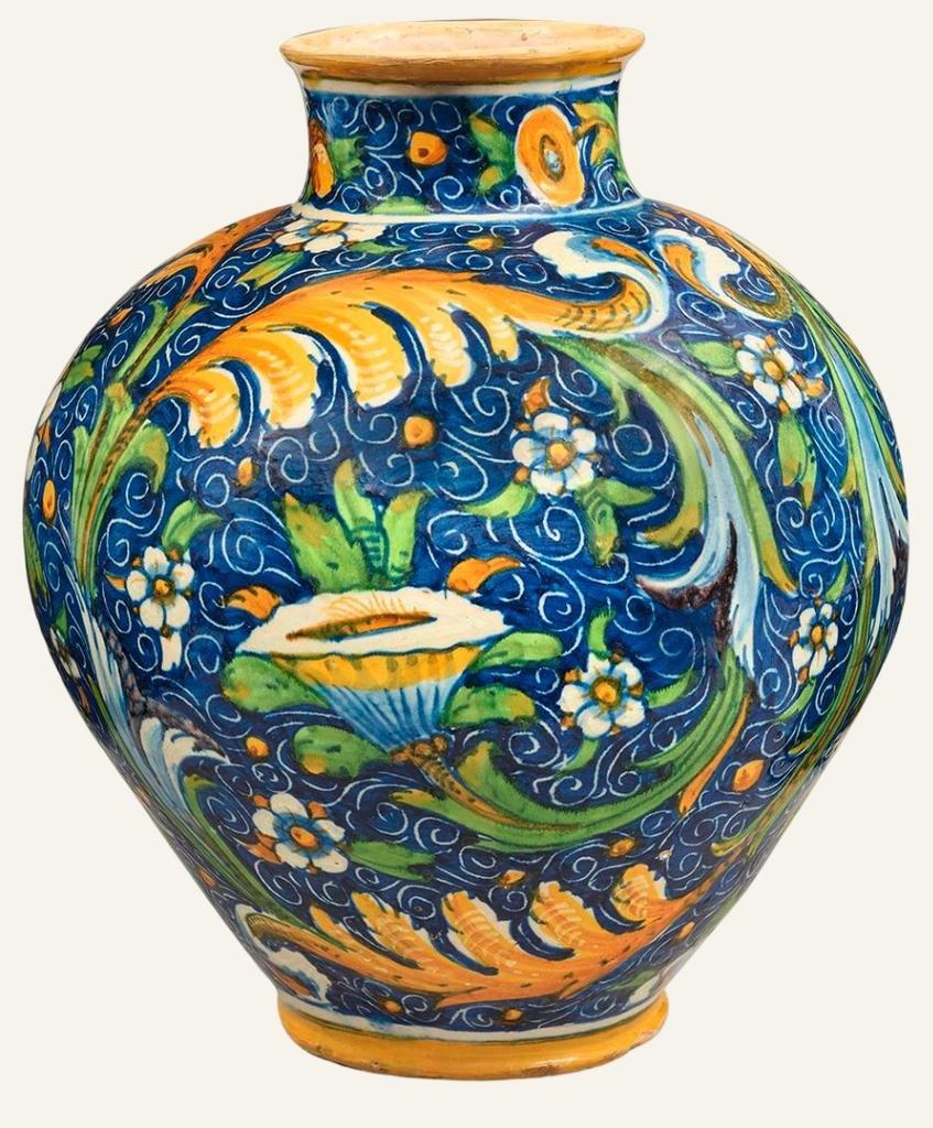 Vase pansu en faïence polychrome, à décor végétal enlevé sur fond d’émail bleu et cartouche à saint personnage, Venise, vers 1570-1580. H. 37 cm ; D. 30 cm. Paris, Pierre-Richard Royer (invité chez Alexandre Piatti). 