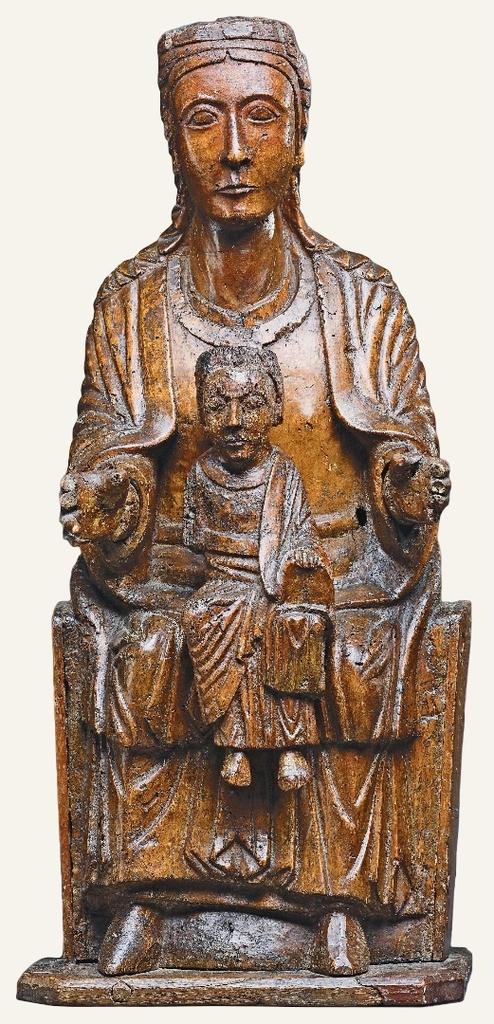 Vierge à l’Enfant, Auvergne, fin du XIᵉ – début du XIIᵉ siècle. Noyer, traces de polychromie ancienne, 77,5 x 36 x 17,5 cm. Vente Neuilly-sur-Seine, Aguttes, 3 juillet 2025. Estimé : 80 000/140 000 €. Adjugé : 158 600 € (frais inclus).