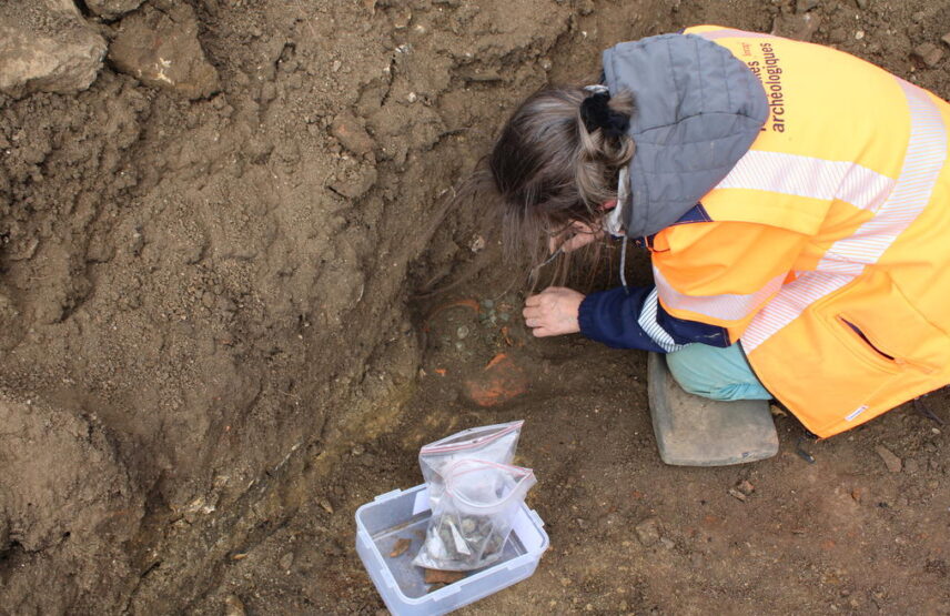 Deuxième dépôt monétaire en cours de fouille.