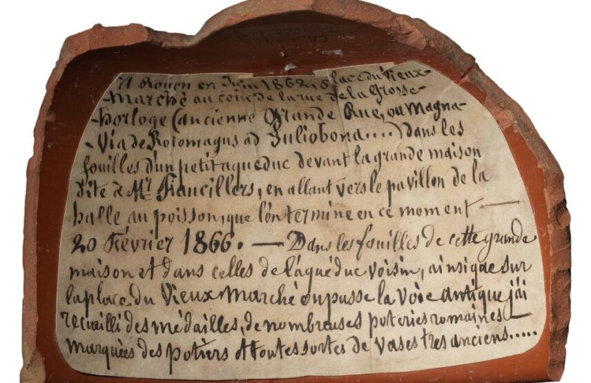 Fragment de céramique sigillée, mis au jour en juin 1862, place du Vieux-Marché à Rouen. Inv 1666.1 (D), musée des Antiquités de Rouen.