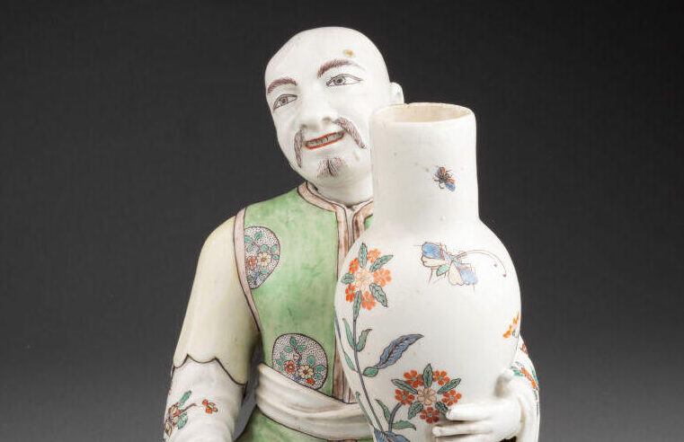 Petit magot de Chantilly (détail), vers 1735- 1745. Porcelaine tendre polychrome, H. 23,5 cm. Vente Saint-Ouen, Oxio, 4 octobre 2025.