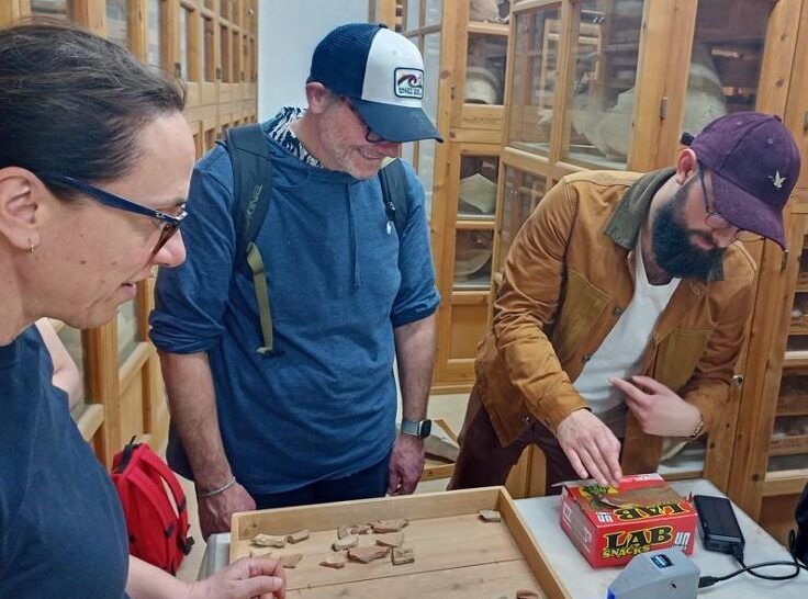 Test du capteur d’encres à nanoparticules dans une apothèque proche du site de Kition à Larnaca (Chypre). De gauche à droite, Sabine Fourrier, archéologue et directrice de recherche au laboratoire HiSoMA, Jérôme Plain, professeur des universités de l’UTT, coordinateur du projet NOSE, et Théo Duarte.