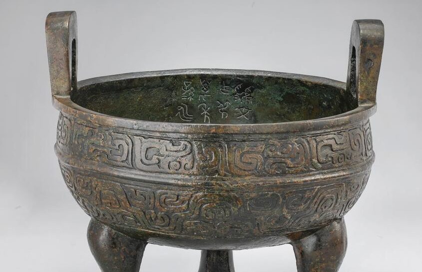 Vase Ding (détail), dynastie des Zhou de l’Ouest (1046-771 avant notre ère). Bronze. Musée Cernuschi, M.C. 631, legs Henri Cernuschi, 1896.