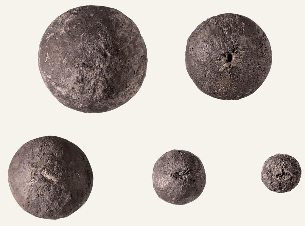 Bronze ou plomb recouvert de bronze. H. 2,2 à 7,5 cm, poids de 96 g à 2,6 kg.