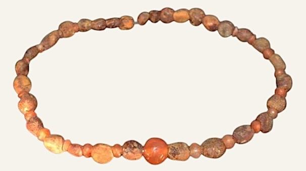 Ambre et cornaline, 52 perles de 0,5 à 1,2 cm de diamètre. Nécropole de Puig des Molins, 500-50 avant notre ère. Musée archéologique d’Ibiza et Formentera. 