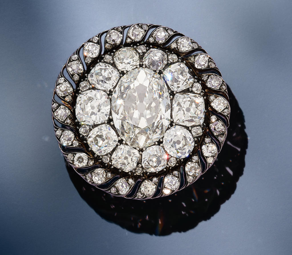 Bijou de chapeau de Napoléon Ier, début du XIXe siècle. Solitaire de 13,04 carats, entouré de diamants de taille ancienne et de taille Mazarin sertis dans une bordure ajourée. Vente Genève, Sotheby’s, 12 novembre 2025. Estimé : 120 000/200 000 CHF.