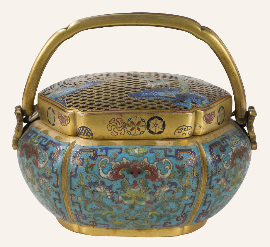 Chine, règne de Qianlong (1736-1795). Chaufferette en bronze doré et émaux cloisonnés et champlevés polychromes, H. (avec les anses) 16 cm ; L. 19 cm. Vente Paris Drouot, Christophe Joron-Derem, 5 novembre 2025. Experts : cabinet Portier. Estimé : 8 000/10 000 €. Adjugé : 22 100 € (frais inclus).