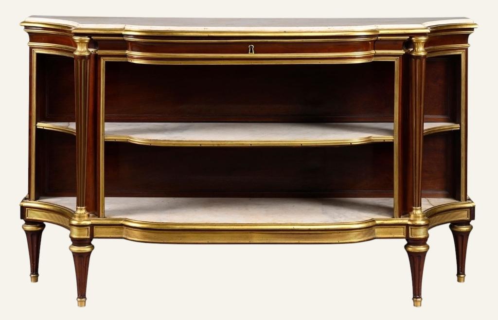 Paris, vers 1785. Acajou et fond en placage d’acajou, bronze doré, marbre blanc, L91,5 x 152,5 x 45 cm. Vente Paris Drouot, Coutau-Bégarie & Associés, 31 octobre 2025. Estimé : 80 000/120 000 € Adjugé : 208 000 € (frais inclus).