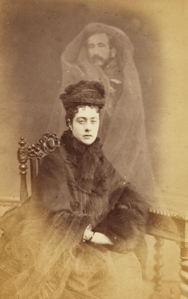 Édouard Isidore Buguet (1840-1890 ?), Femme avec l'esprit de son mari, vers 1873-1875. Tirage albuminé, 10,5 x 6,3 cm. Londres, Collection of The College of Psychic Studies.