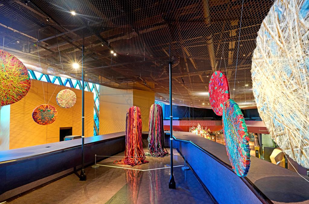 Vue de l'exposition "Le fil voyageur raconté par Sheila Hicks et Monique Lévi-Strauss" au musée du quai Branly – Jacques Chirac.