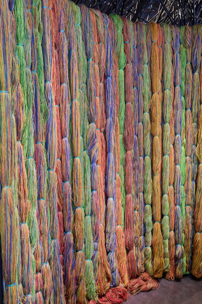 Sheila Hicks interprète à sa manière une technique traditionnelle des Mapuches du Chili et donne ainsi naissance à une œuvre sculpturale, dans laquelle les ligatures créent un intéressant contraste coloré.