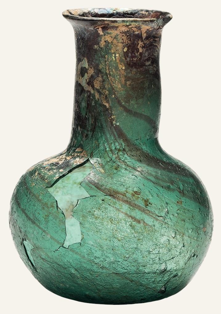 Verre bicolore, après 750, 8 cm de haut, Proche-Orient. Inv. AC336. 