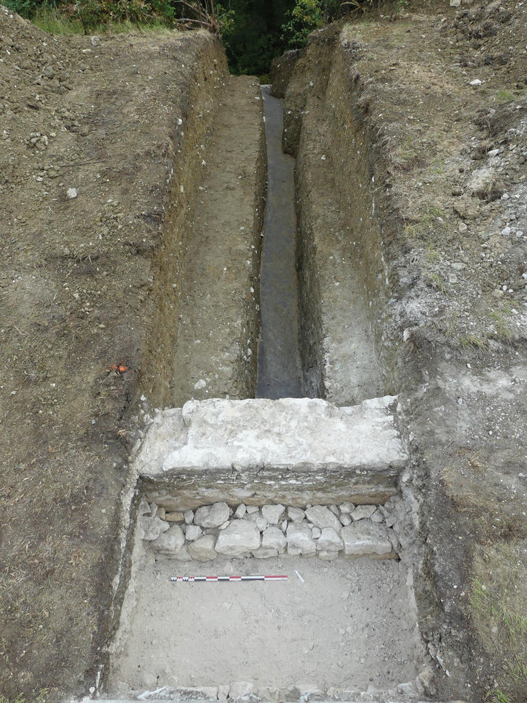 La chape d’étanchéité au fond du sondage dans les talus qui recouvrent le fort.