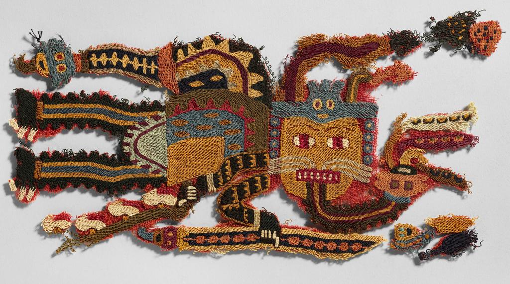 Fragment de tissu décoré d’un être mythique, 800 avant notre ère – 200 de notre ère. Coton (?) brodé de laines multicolores, 13 x 24 x 0,5 cm. Paris, musée du quai Branly – Jacques Chirac. 