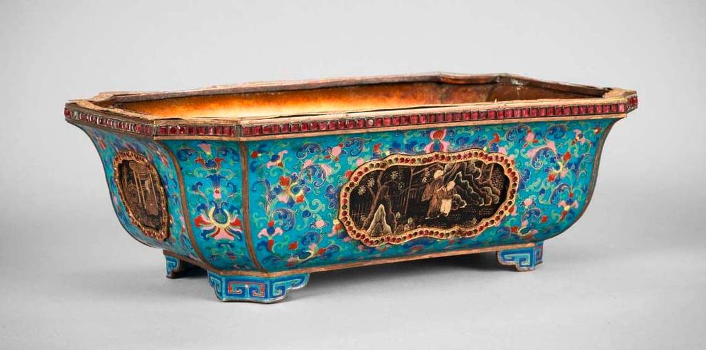 Chine, XIXe siècle. Jardinière en alliage cuivreux et émaux polychromes peints à l’imitation des cloisonnés, 32,5 x 11,8 x 21,2 cm. Vente Paris Drouot, Ulysse & Victor, 7 novembre 2025. Expert : Laurent Schroeder. Estimé : 1 000/1 500 €. Adjugé : 5 200 € (frais inclus).