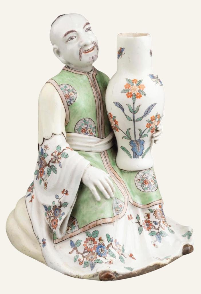 Chantilly, vers 1735- 1745. Porcelaine tendre polychrome, H. 23,5 cm. Vente Saint-Ouen, Oxio, 4 octobre 2025. Expert : Cyrille Froissart. Estimé : 20 000/30 000 €. Adjugé : 88 872 € (frais inclus).
