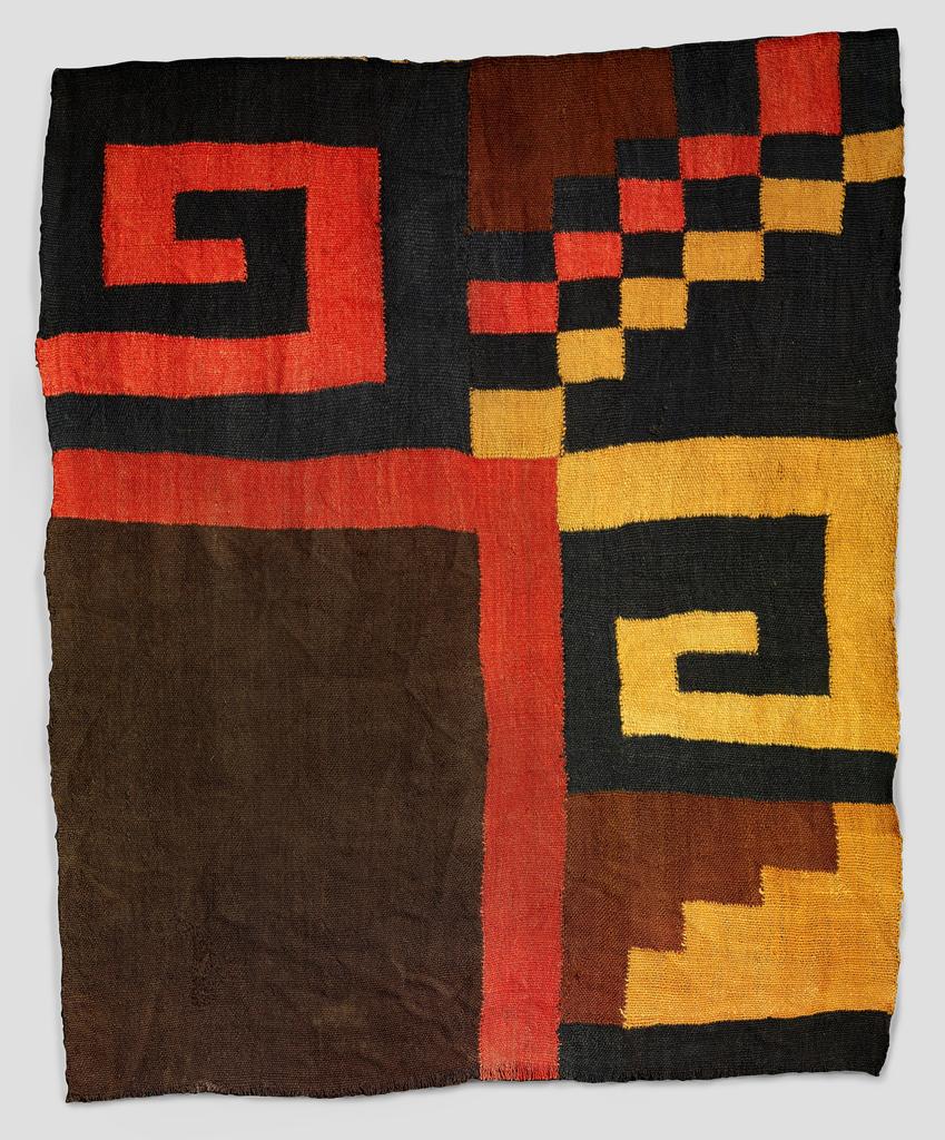 Manto (?) (fragment), 200 – 600 de notre ère. Laine ; chaîne et trame discontinues, 94,4 x 81,4 x 2,8 cm. Paris, musée du quai Branly – Jacques Chirac. 