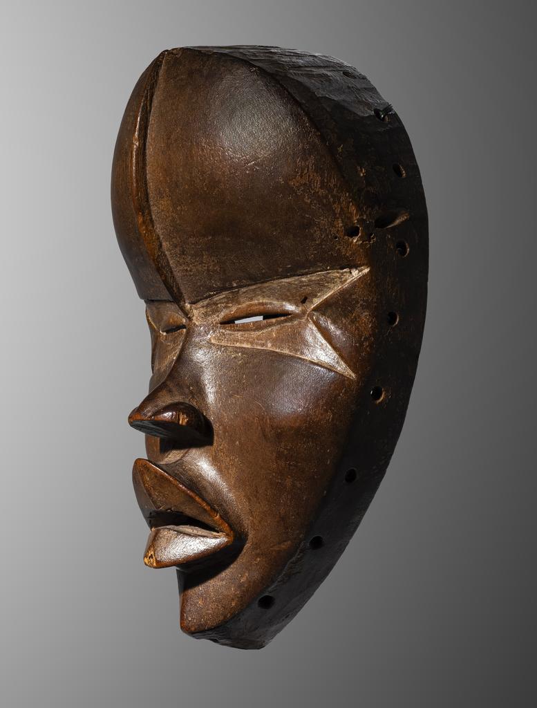 Masque Dan déanglé, Côte d’Ivoire, peuple Dan, probablement début du XXe siècle. Bois et pigment, H. 25 cm. 